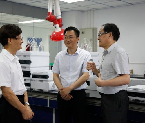 Meng Jianzhu, el miembro anterior de la décimo octava oficina política central y la secretaria anterior de la comisión política y jurídica central, visitaron al instituto de investigación farmacéutico de Xi'an Libang